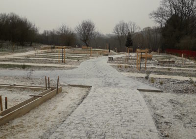 Il neige sur le chantier d'aménagement du nouveau cimetière de Dagneux. Vue des allées depuis l'entrée