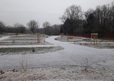 Il neige sur le chantier d'aménagement du nouveau cimetière de Dagneux. Vue du parvis