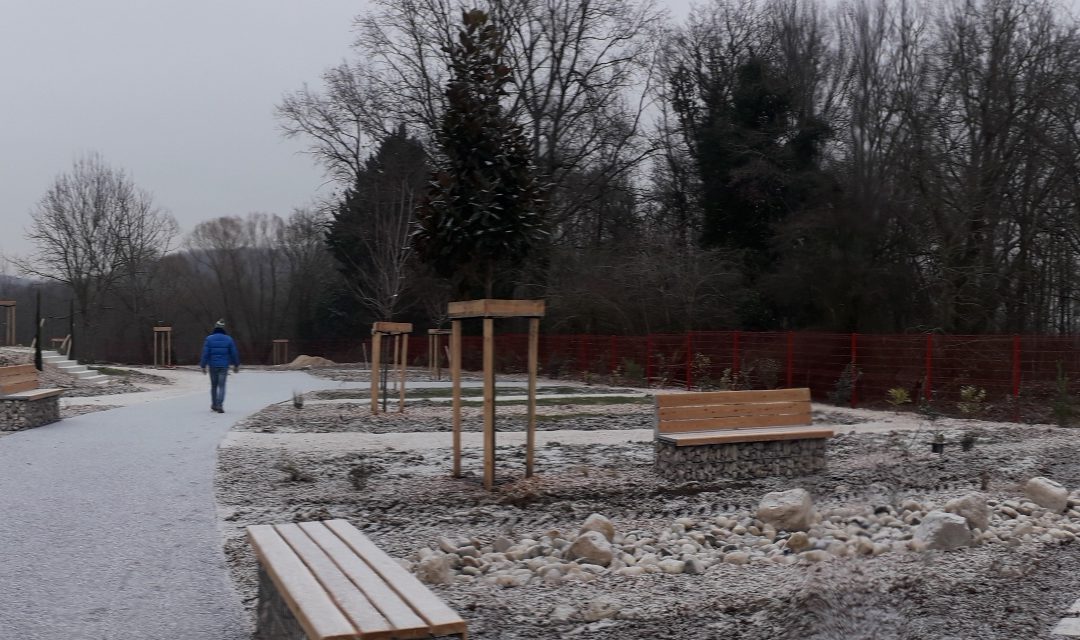 Il neige sur le chantier d'aménagement du nouveau cimetière de Dagneux. Le jardin du souvenir, vu vers l'est