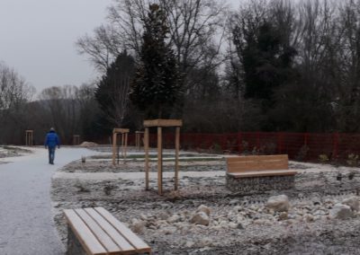 Il neige sur le chantier d'aménagement du nouveau cimetière de Dagneux. Le jardin du souvenir, vu vers l'est