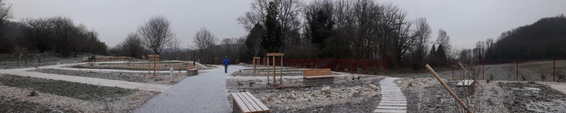 Il neige sur le chantier d'aménagement du nouveau cimetière de Dagneux. Le jardin du souvenir, vu vers l'est