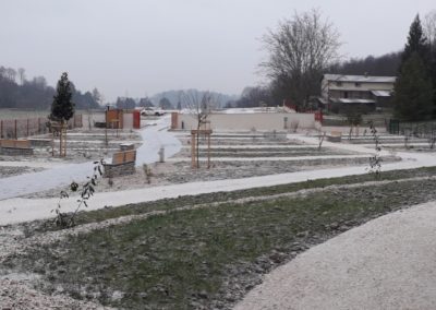 Il neige sur le chantier d'aménagement du nouveau cimetière de Dagneux. Vue vers l'ouest