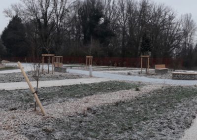 Il neige sur le chantier d'aménagement du nouveau cimetière de Dagneux. Vue d'ensemble vers le sud est