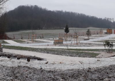 Il neige sur le chantier d'aménagement du nouveau cimetière de Dagneux. Vue panoramique depuis le jardin d'urnes